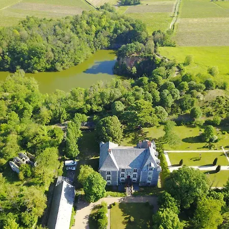 Chateau De La Fresnaye Bed & Breakfast